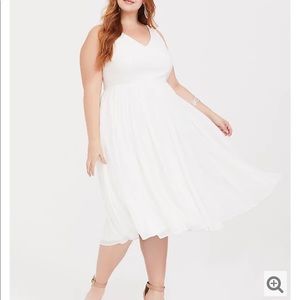 HP🎉 Torrid size 20 white chiffon midi dress